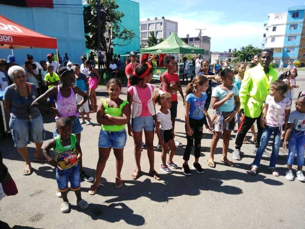bello_yoandy's tweet photo. Y seguimos en Rajayoga llevándole felicidad a nuestras niñas niños, adolescentes y jóvenes de esta comunidad. "Con tó pal barrio" despidiendo este #VeranoConTod@s.
Porque #CubaEsAmor y#CubaPorLaPaz. https://t.co/hr547kz17v