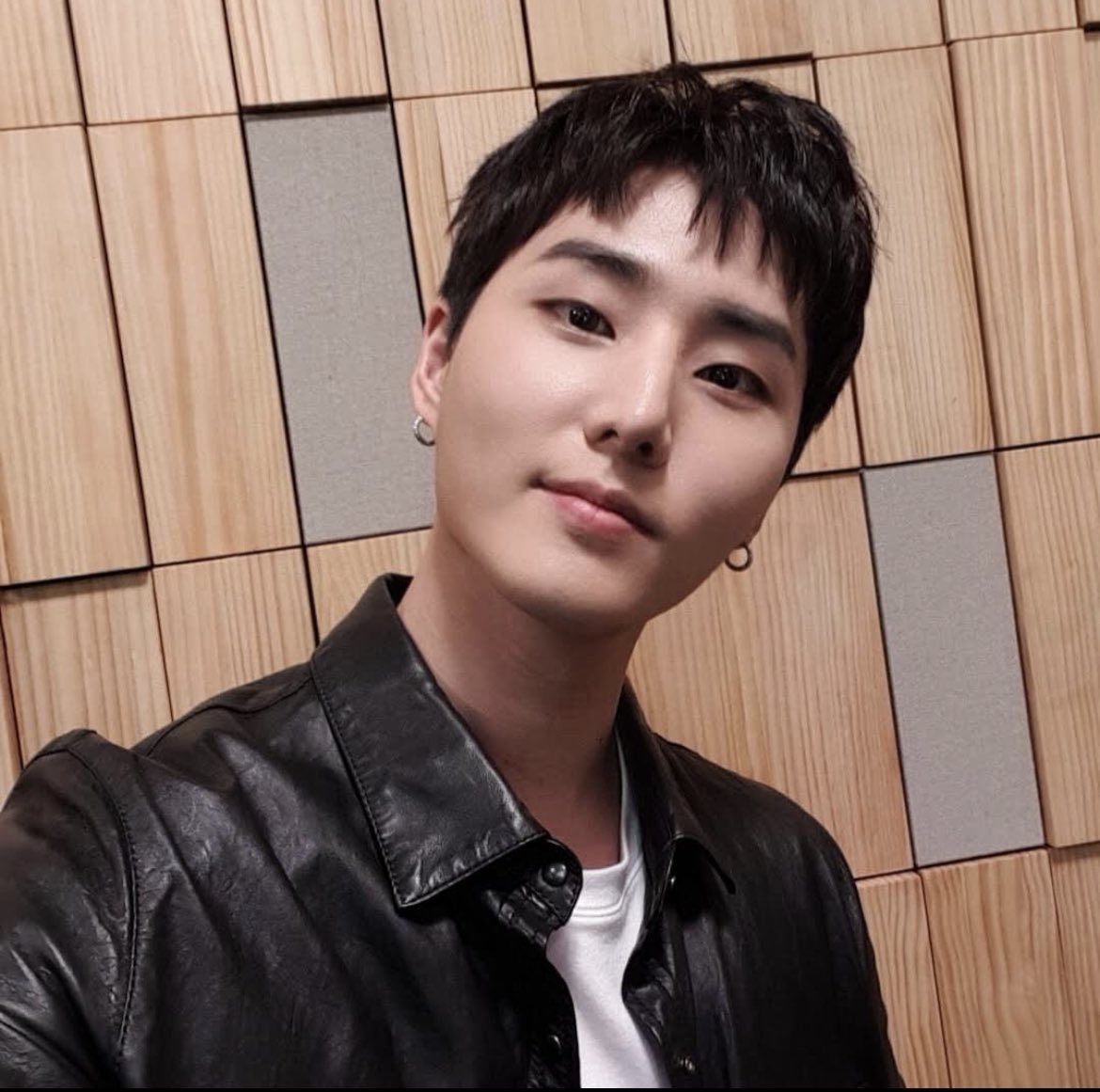 youngk_updates's tweet photo. hello to you https://t.co/AhYfF55HxZ