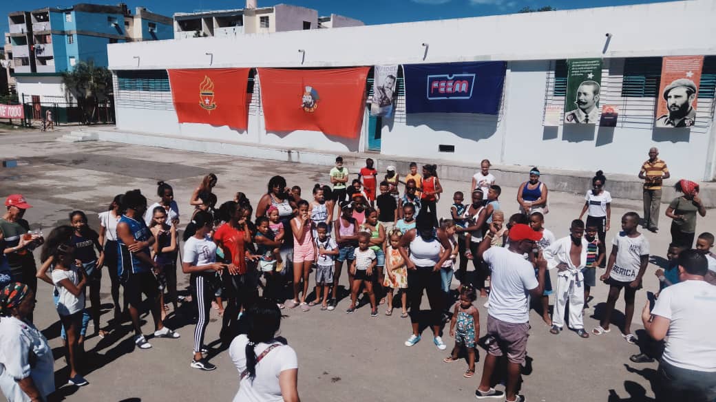 StgoUjc's tweet photo. Y seguimos en Rajayoga llevándole felicidad a nuestras niñas niños, adolescentes y jóvenes de esta comunidad. "Con tó pal barrio" despidiendo este #VeranoConTod@s.
Porque #CubaEsAmor y#CubaPorLaPaz. https://t.co/aCDEnOU0KD