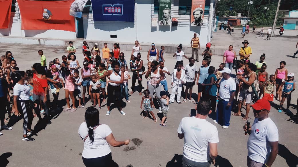 StgoUjc's tweet photo. Y seguimos en Rajayoga llevándole felicidad a nuestras niñas niños, adolescentes y jóvenes de esta comunidad. "Con tó pal barrio" despidiendo este #VeranoConTod@s.
Porque #CubaEsAmor y#CubaPorLaPaz. https://t.co/aCDEnOU0KD