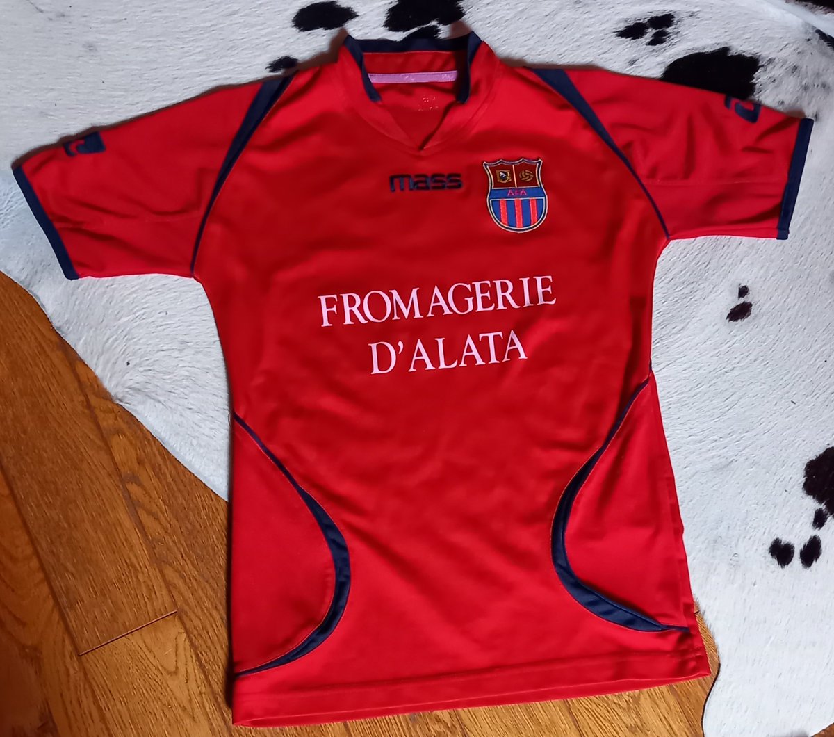 polriKr's tweet photo. Au détour d'une brocante parisienne, coincée entre des maillots de la Juve et du Bayern, cette merveilleuse et improbable trouvaille 🤩 (pour ceux qui ne connaissent pas, cet Afa-là n'est pas la Fédération argentine de foot mais une commune corse proche d'Ajaccio). https://t.co/oaJJFZPZII
