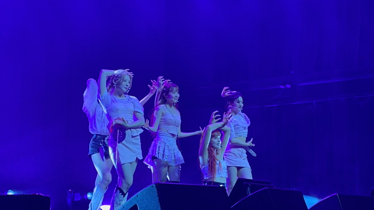 Fangirl4bands's tweet photo. Still emo over me, @stayc_baes & @brandon_valenti getting Barricade for Stayc at Kcon tour nyc last Thursday bc we legit stanned since Debut & Stayc is the first group i have stanned since the beginning of their career. #KCONTOUR #kconnewyork #kconnyc #stayc #KCON2022USTOUR https://t.co/4DfJzWTK4g