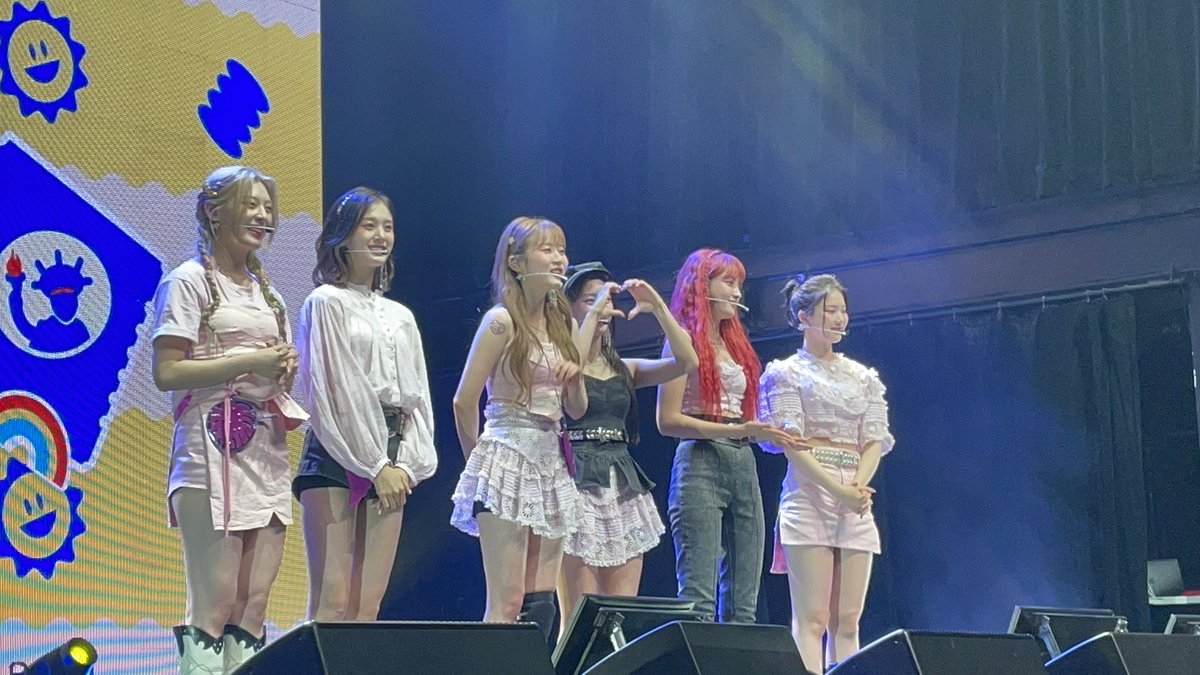 Fangirl4bands's tweet photo. Still emo over me, @stayc_baes & @brandon_valenti getting Barricade for Stayc at Kcon tour nyc last Thursday bc we legit stanned since Debut & Stayc is the first group i have stanned since the beginning of their career. #KCONTOUR #kconnewyork #kconnyc #stayc #KCON2022USTOUR https://t.co/4DfJzWTK4g