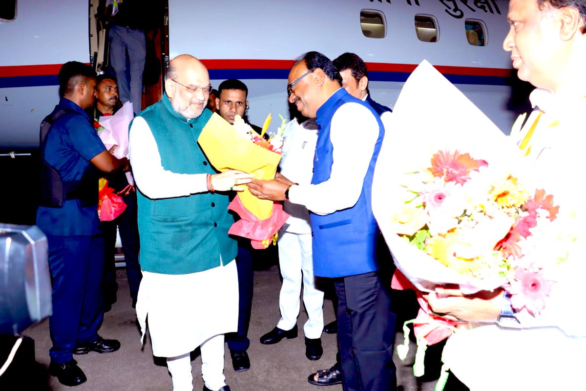 Dev_Fadanvis's tweet photo. Dev_Fadnavis: Hon Union Home Minister @AmitShah bhai arrives in #Mumbai !
Received & welcomed our leader, Hon HM Amitbhai Shah at Mumbai Airport, with CM Eknathrao Shinde, @BJP4Maharashtra President Chandrashekhar Bawankule & other leaders.
#BJP #AmitShтАж https://t.co/UxnCrWgzO6