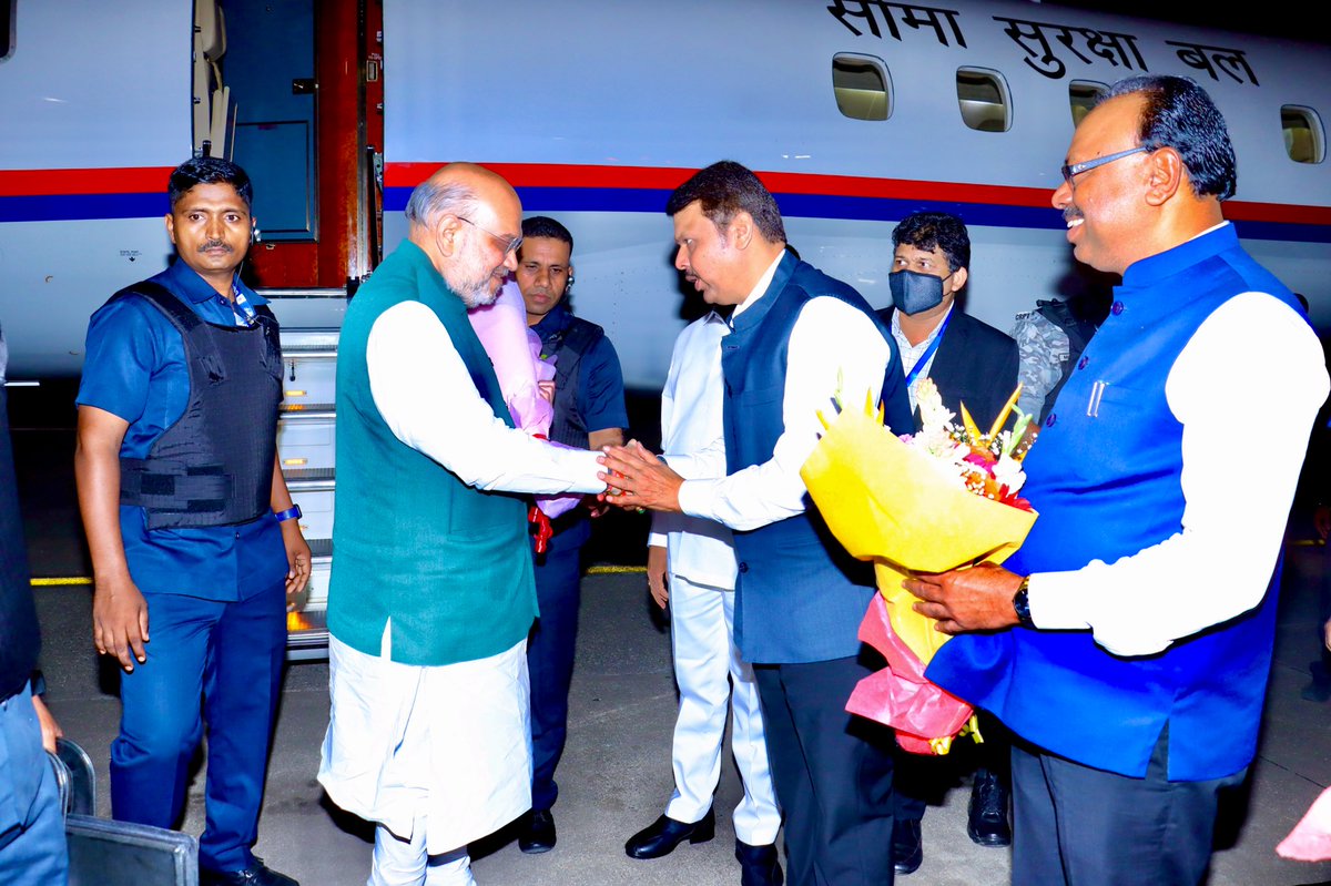 Dev_Fadanvis's tweet photo. Dev_Fadnavis: Hon Union Home Minister @AmitShah bhai arrives in #Mumbai !
Received & welcomed our leader, Hon HM Amitbhai Shah at Mumbai Airport, with CM Eknathrao Shinde, @BJP4Maharashtra President Chandrashekhar Bawankule & other leaders.
#BJP #AmitShтАж https://t.co/UxnCrWgzO6