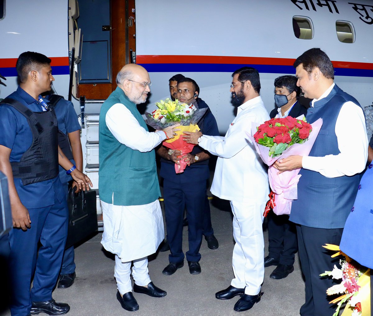 Dev_Fadanvis's tweet photo. Dev_Fadnavis: Hon Union Home Minister @AmitShah bhai arrives in #Mumbai !
Received & welcomed our leader, Hon HM Amitbhai Shah at Mumbai Airport, with CM Eknathrao Shinde, @BJP4Maharashtra President Chandrashekhar Bawankule & other leaders.
#BJP #AmitShтАж https://t.co/UxnCrWgzO6