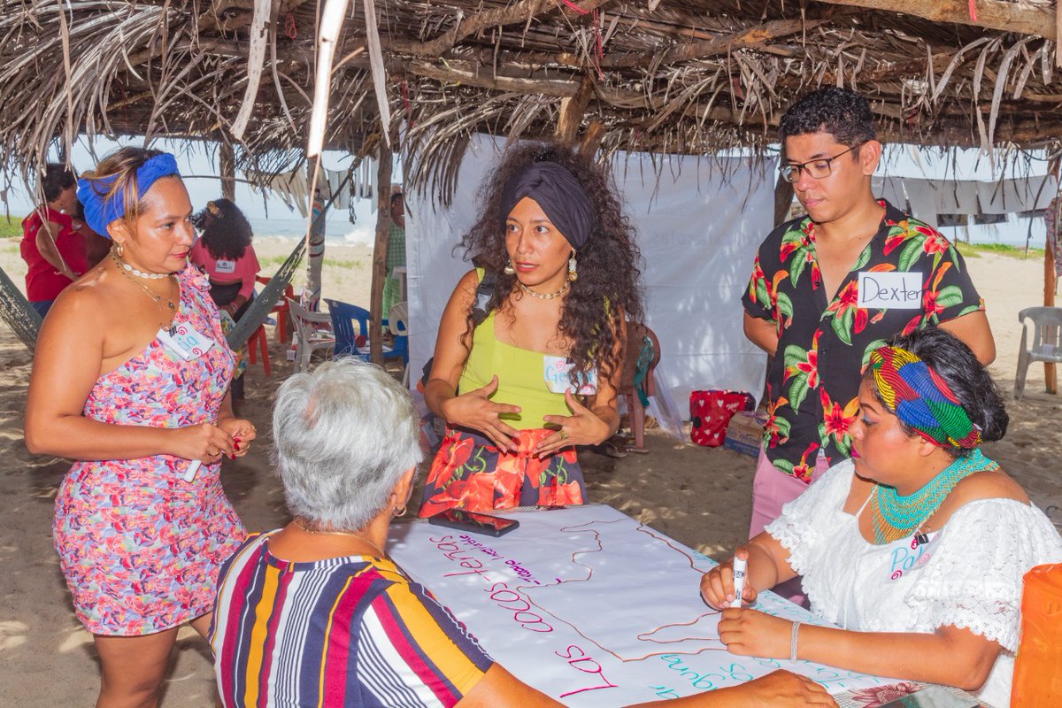 afrocaracolas's tweet photo. Junto con la Presidenta municipal trabajamos en Playa Paraíso, municipio de Benito Juáez de la Costa Grande para promover la identidad afrocosteña y sensibilizar acerca del racismo y la discriminación racial que enfrentamos la población afrodescendiente. https://t.co/PmflYHWlMY