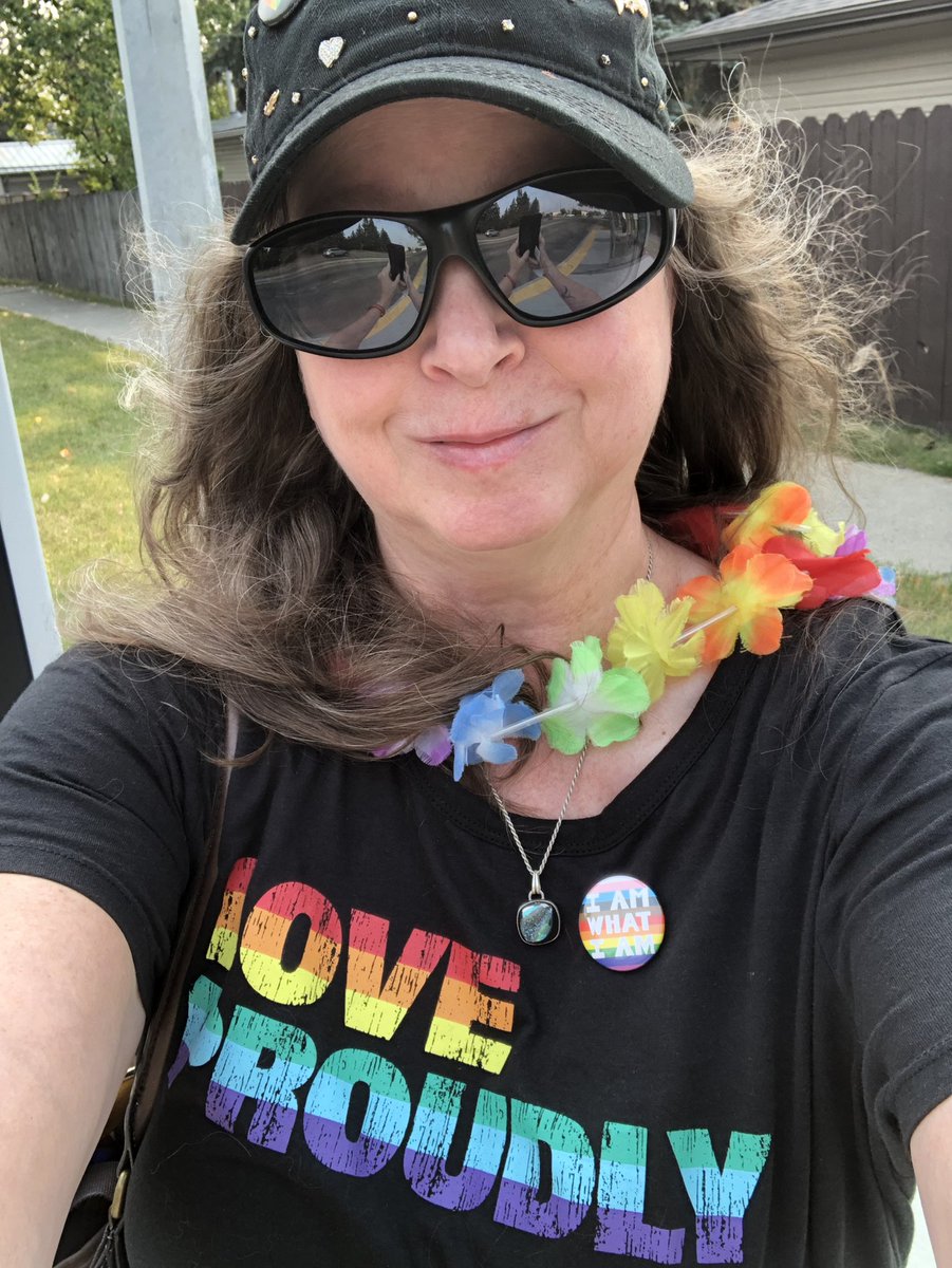 penny_baggins's tweet photo. Waiting for the bus to go to the #YYCPrideParade #YYCPride
🏳️‍🌈🌸😍 https://t.co/lfTddVPCg1