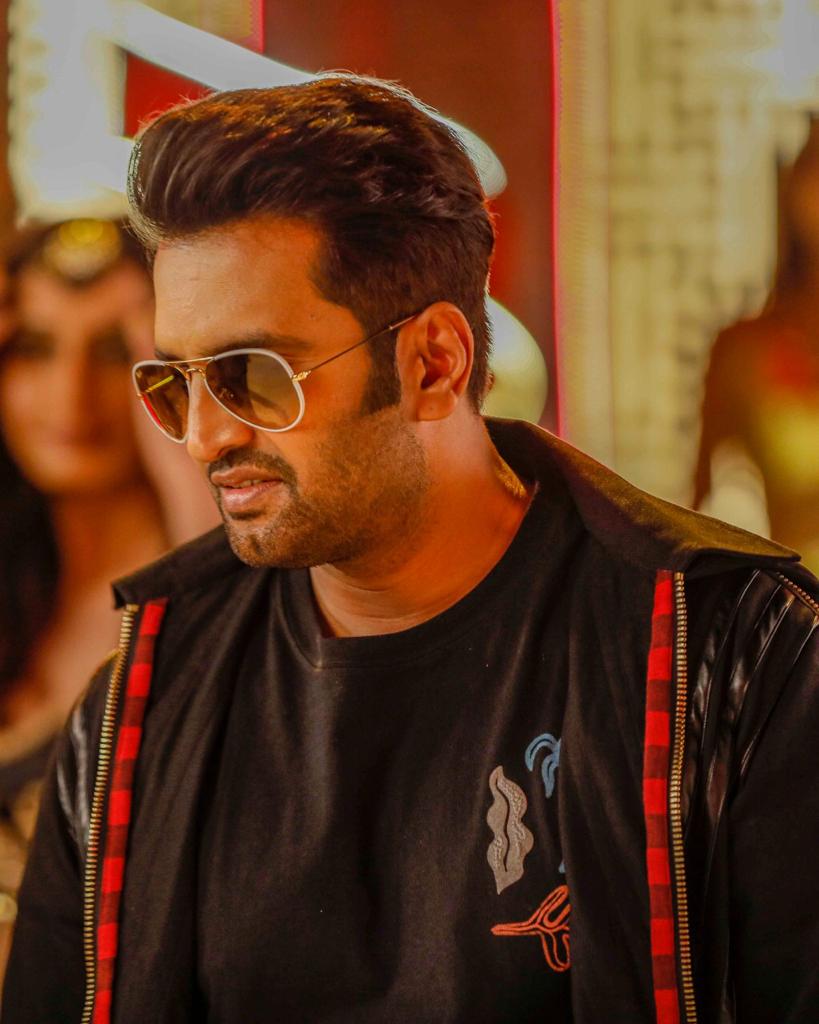 santhanam_TFC1's tweet photo. அழகு என்கிற வார்த்தை கூட கூடுதல் அழகாகிறது ...!

அந்த அழகை உன் முகத்தில் பார்க்கும்போது ...!!

#GuluGulu #KickFirstLook #Santhanam 

@iamsanthanam @KKumaravelMKS https://t.co/60hdmPCIoT