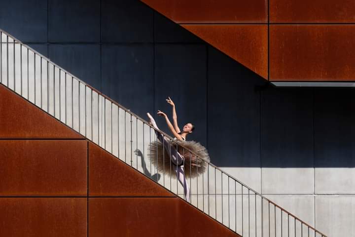 Amsterdam, August 2022, I love the contrast between the finesse of art and the roughness of architecture. Thank you so much Maria Mia Zatoka for wanting to work with me. #happyman #amsterdam #amsterdamcity #iamsterdam  #amsterdamlife #ballerina #ballet copyright <a href="/BobFotograaf/">Fotograafbob</a>