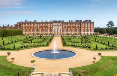 oclvision's tweet image. Join the expert guides as they share the historical highlights of Hampton Court Gardens in the Garden Tours: #HamptonCourt #thingstodooutside ow.ly/r97230spqGZ