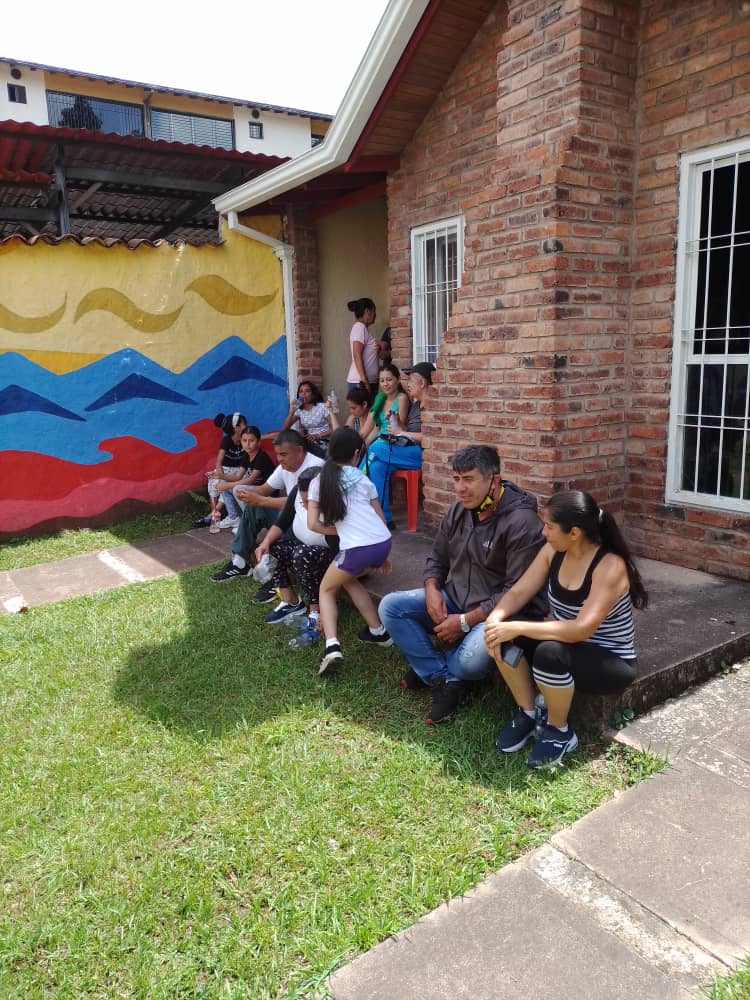 ClapAndino's tweet photo. Gracias al Consejal @Patriota_John por apoyar y colaborar en la Bailoterapia para nuestra comunidad donde participaron niños y adultos. Seguimos haciendo deporte💃⚽ 
#Deporte #recreacion #Soycomunicadorclap
@FreddyBernal @Silfredo_SC https://t.co/rX59d4iuq5