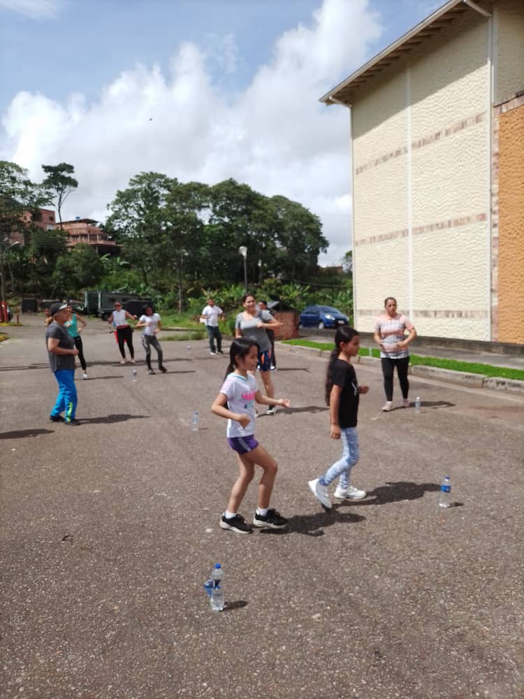 ClapAndino's tweet photo. Gracias al Consejal @Patriota_John por apoyar y colaborar en la Bailoterapia para nuestra comunidad donde participaron niños y adultos. Seguimos haciendo deporte💃⚽ 
#Deporte #recreacion #Soycomunicadorclap
@FreddyBernal @Silfredo_SC https://t.co/rX59d4iuq5