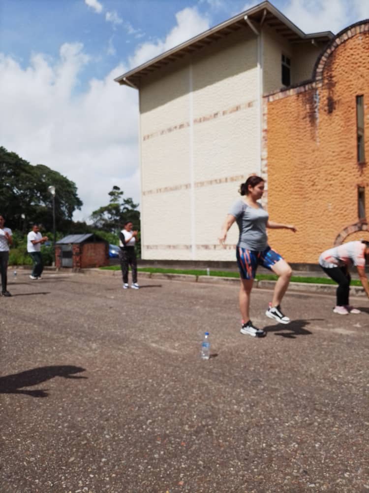 Gracias al Consejal <a href="/Patriota_John/">jhonrodriguez</a> por apoyar y colaborar en la Bailoterapia para nuestra comunidad donde participaron niños y adultos. Seguimos haciendo deporte💃⚽ 
#Deporte #recreacion #Soycomunicadorclap
<a href="/FreddyBernal/">Freddy Bernal</a> <a href="/Silfredo_SC/">Silfredo Zambrano</a>