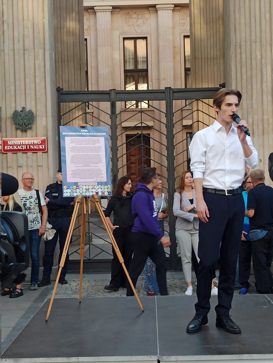 HannaGillPiatek's tweet photo. Wspólnie z @Pokolenie2050, młodzieżówkami, uczniami i uczennicami protestowałyśmy dziś z @rozathun i opozycją demokratyczną przeciw indoktrynacji w polskiej szkole. Książka prof. Roszkowskiego do #HiT to wierzchołek góry lodowej. Ministrze Czarnek, czas odejść!
#HiThappens https://t.co/rNq9bbqRCo