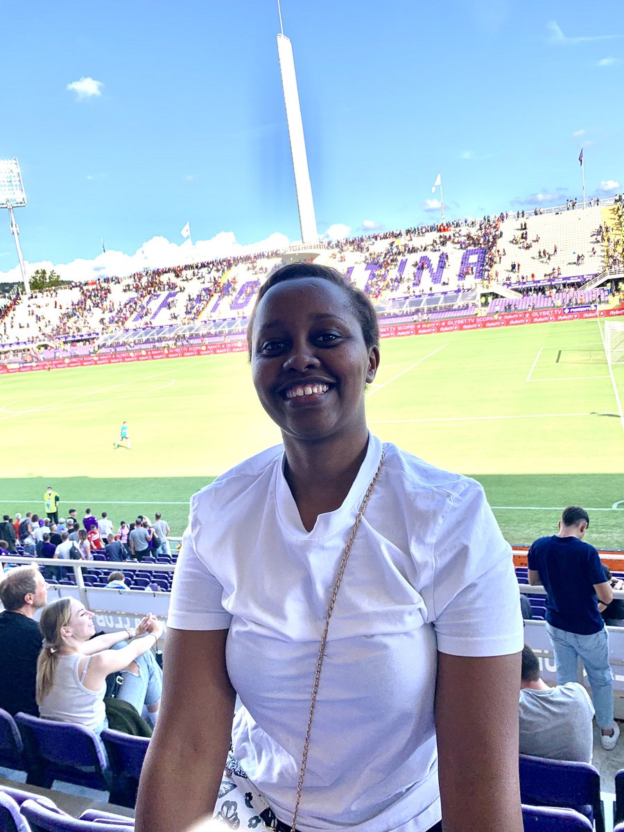 UmwizaJ's tweet photo. I watched my first game muri stade Juv vs fiorentina yesterday none ubu i love football 😂😂😂😂😂😂🙈🙈🙈😂😂😂😂 nukunsengera 😂😂😂😂 i realised football is not for the weak 😂😂😂🙆🏽‍♀️ https://t.co/PgtczYg1NI