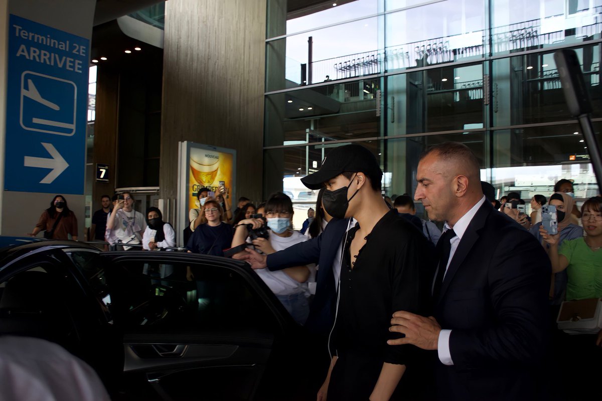 FlorianPoitout's tweet photo. Kai du groupe @weareoneEXO est arrivé à l’aéroport Charles de Gaule à l’instant. #KAI
#Jongin #카이 #엑소카이 
#EXO  @KpopInParis @KAIEXOLFrance https://t.co/tSRcDH0O4w