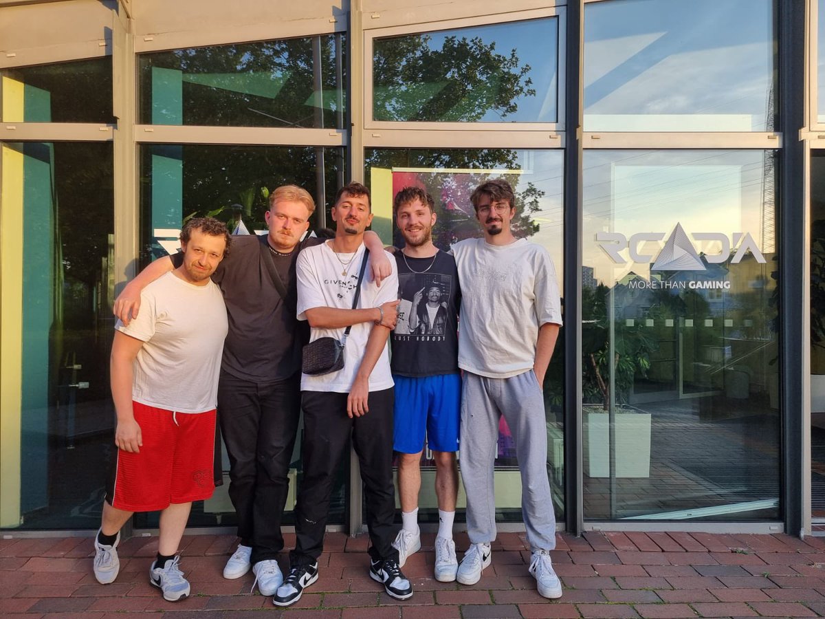 Chefstrobel's tweet photo. Was eine Gang was eine LAN. 
Danke jungs @Rumathra @KubaFPS_ @unfaiR_aK @Tehkex 
Auch danke an @rcadia_official für das geile Bootcamp, müsst ihr auf jeden Ausschecken, haben alles bekommen was wir gebraucht haben ❤️ https://t.co/G2fAbrYDy7