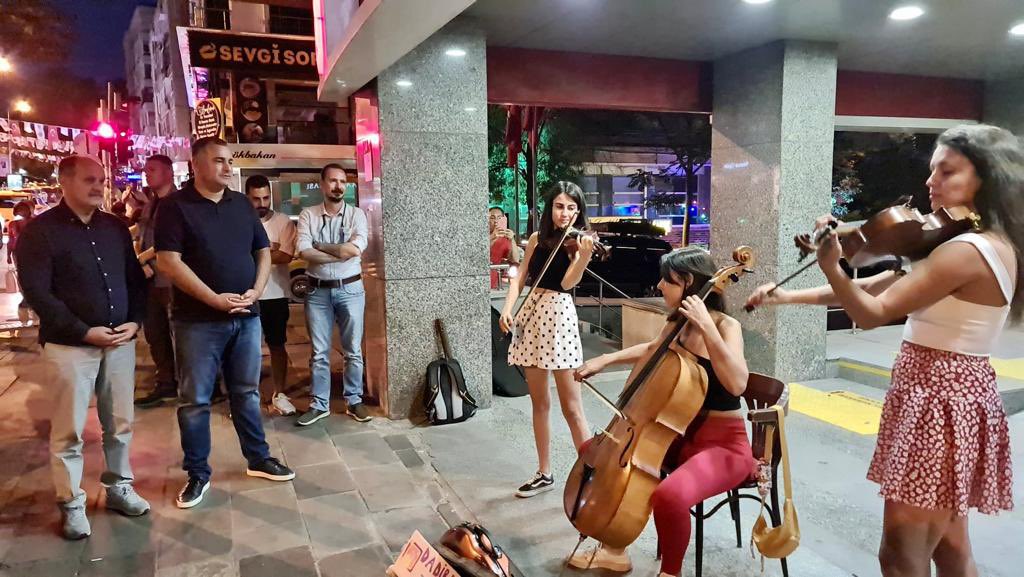 Tunalı Hilmi’de Burcu, Şevval ve Rabia ile buluştuk.
Bu genç arkadaşlarımızı dinlemenizi öneririm.
Keman ve viyolonsel tınılarıyla Tunalı çok daha güzel.
#SanataEvet