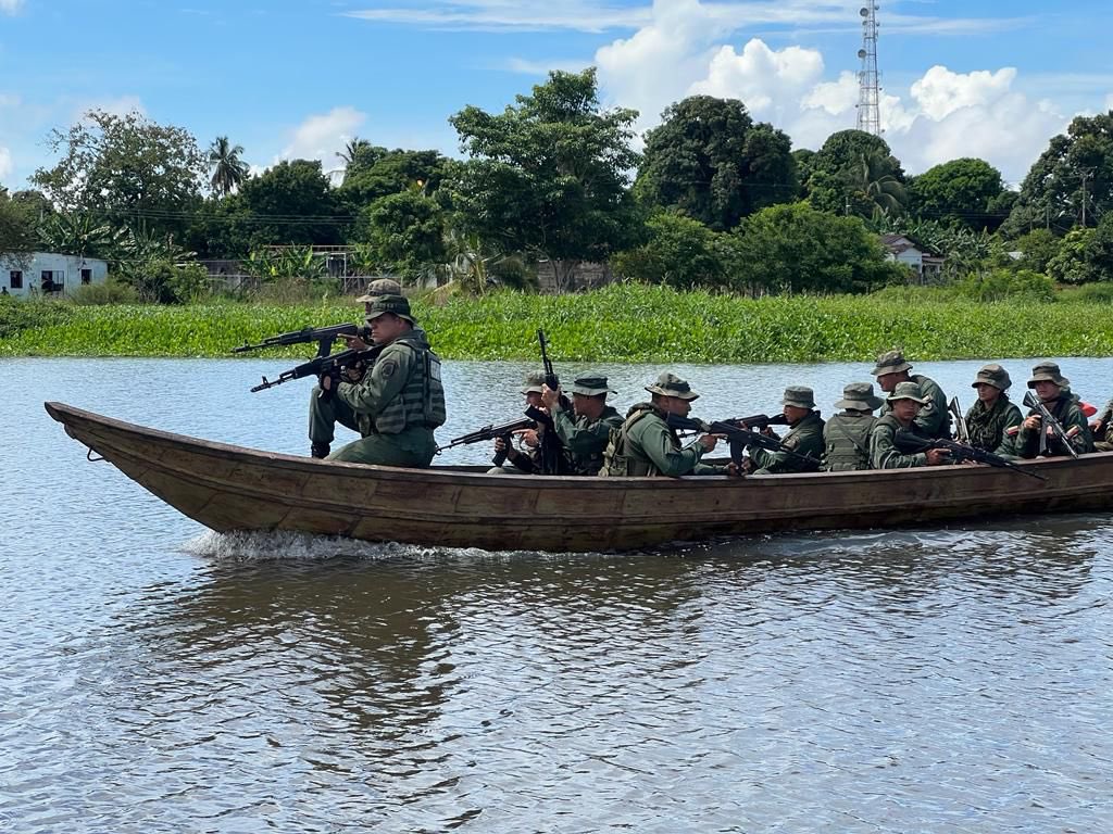 LaDvc45's tweet photo. Nuestros centinelas al servicio de la patria seguimos Avanzando para la seguridad en los espacios Fluviales.
#4Sep #GNBCVC
.@GNBVCostera https://t.co/opVx6pEPSU