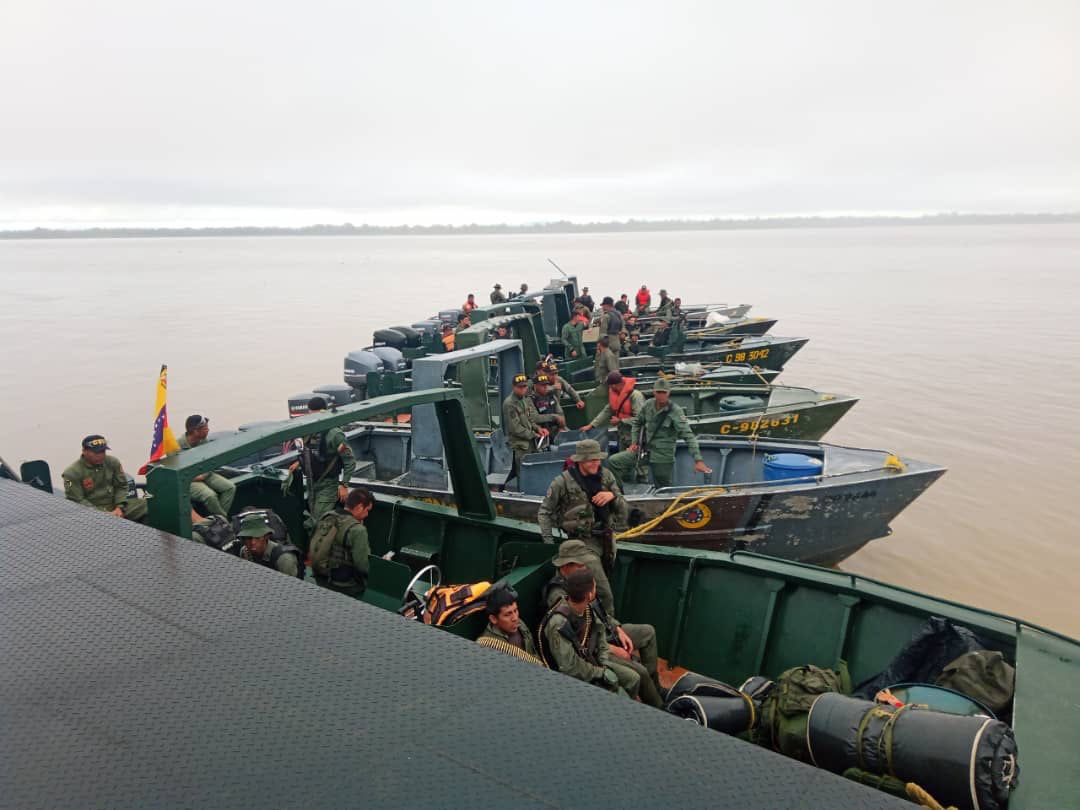 LaDvc45's tweet photo. Nuestros centinelas al servicio de la patria seguimos Avanzando para la seguridad en los espacios Fluviales.
#4Sep #GNBCVC
.@GNBVCostera https://t.co/opVx6pEPSU