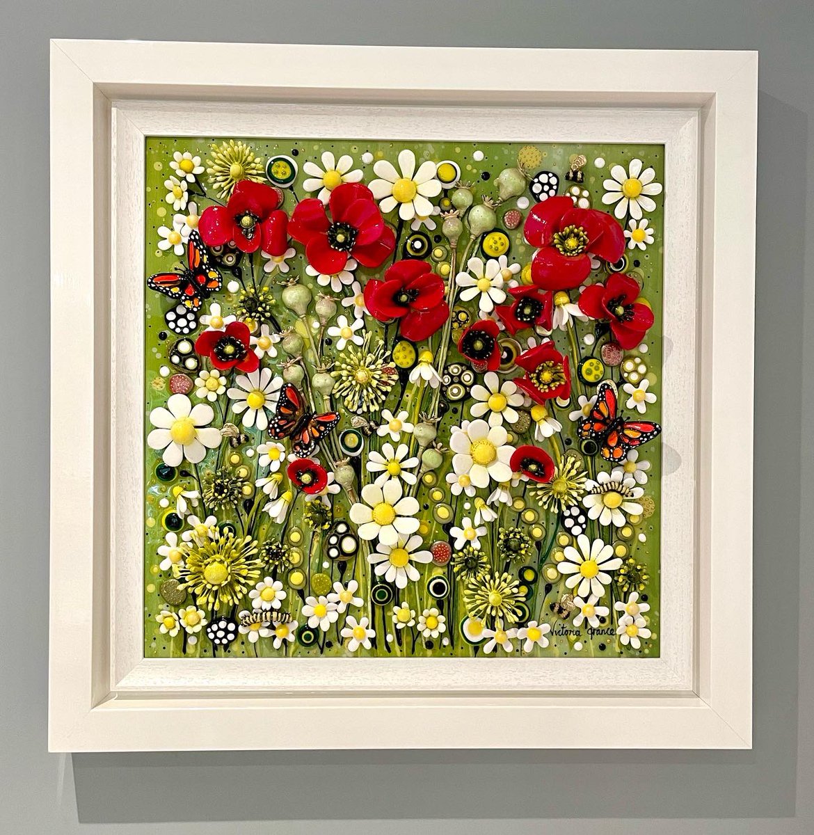VFrance_Artist's tweet photo. Such a beautifully poignant piece, one of my absolute favourites, ready for its new home! ❤️ Always love to see each piece gorgeously glossy and beautifully framed in all its splendour! ❤️
#mixedmedia #uniquestyle #commissionedartwork #poppies #daisies #butterflies #caterpillars https://t.co/z6GIatS5fT