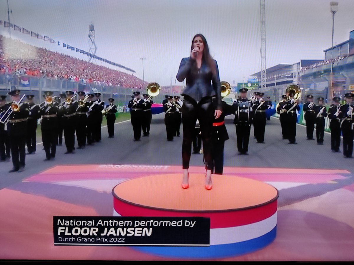 FisiFan91's tweet photo. Just the vocalist of my favourite band singing ahead of my favourite sport 🥰 https://t.co/faKgceY9R3