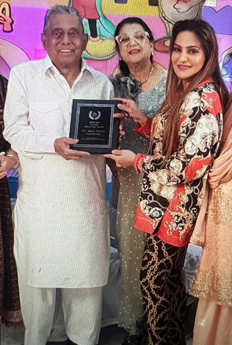 Mehnaaz113's tweet photo. Life time achievement award from USA from #IIFFB https://t.co/tyRdAMpkew