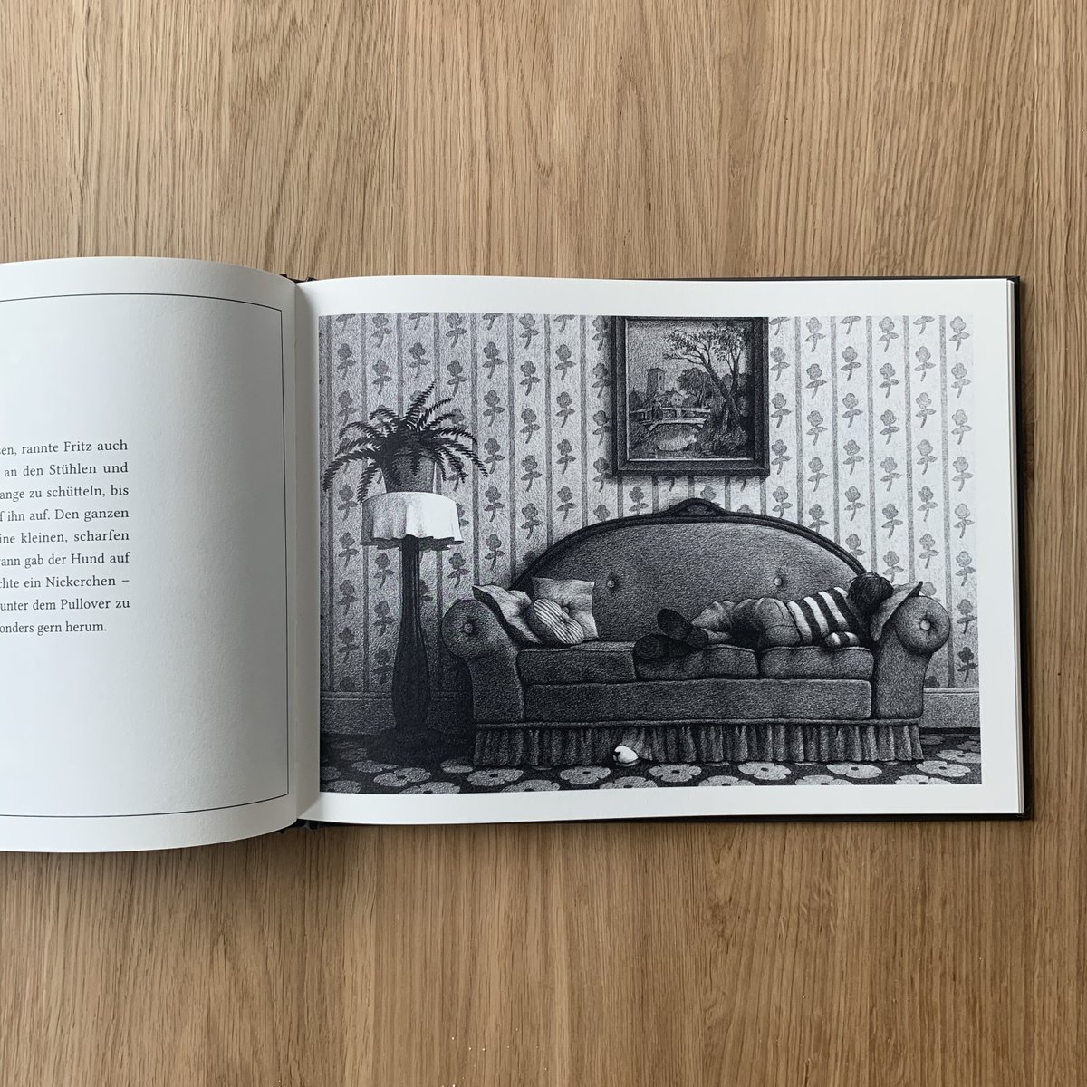 krausverlag's tweet photo. Gerade in meinem kleinen Verlag erschienen: "Der Garten des Abdul Gasazi" von Chris van Allsburg. Ein Bilderbuch, in dem ein Junge auf der Suche nach einem Hund in den Garten des Ex-Zauberers Abdul Gasazi stolpert. Und dort etwas sehr merkwürdiges erlebt: https://t.co/EYfSwLhhhR https://t.co/0ti3rkEZKq