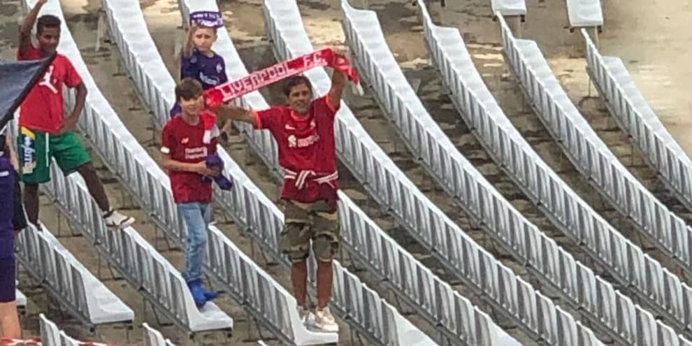zeccarossa's tweet photo. #FiorentinaJuventus immagine che si commenta da sola. Spiace per quel povero bambino con un padre così demente. @acffiorentina @SerieA @juventusfc daspo a vita o lasciamo correre come sempre? https://t.co/meU6Aolnff