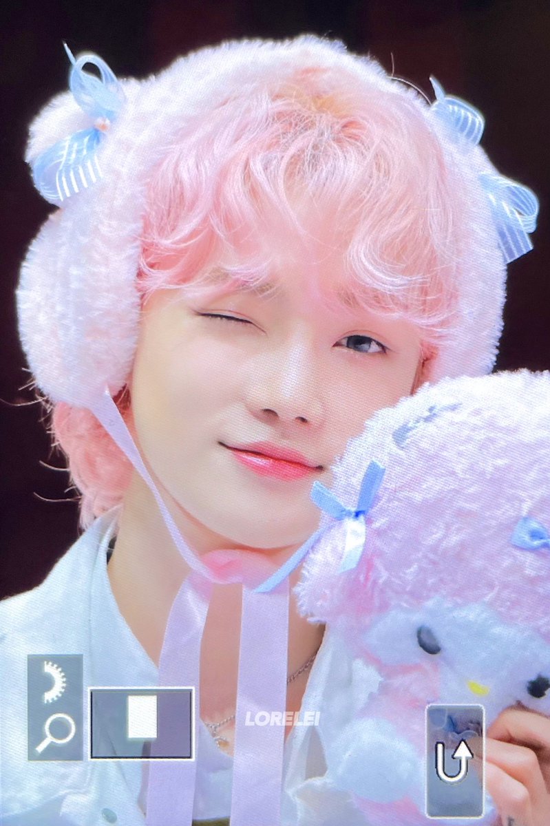 everyone look at chanhee my sweet piano 😭