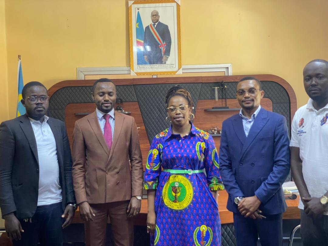 esafe_daniel's tweet photo. La Dynamique Force du Changement de l'Hon. Leader Jacques MANDIONGWE en jonction avec la première citoyenne de la province de la Thopo   SEM Me Madeleine NIKOMBA pour discuter de l'avenir de la province 🙌

Vamos chers leaders.. https://t.co/zzSLNS0O4L