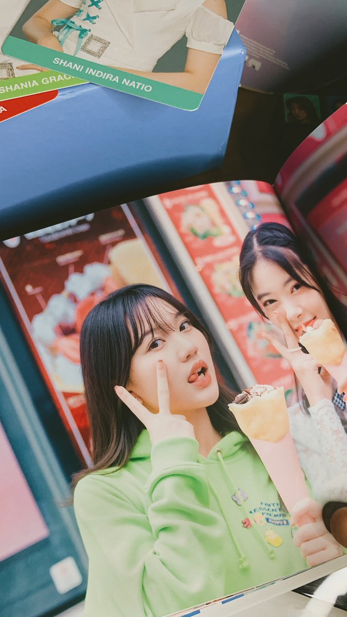 daehanese's tweet photo. sebuah keberuntungan dari #JKT48FlyingHigh Box Set.

▸ @N_ShaniJKT48 
▸ @S_GraciaJKT48 
▸ @L_MarshaJKT48 

thank you, @officialJKT48, @InshanityID, @GraciasFans_INA, @marshaoshi_ https://t.co/lq3HckHaDv