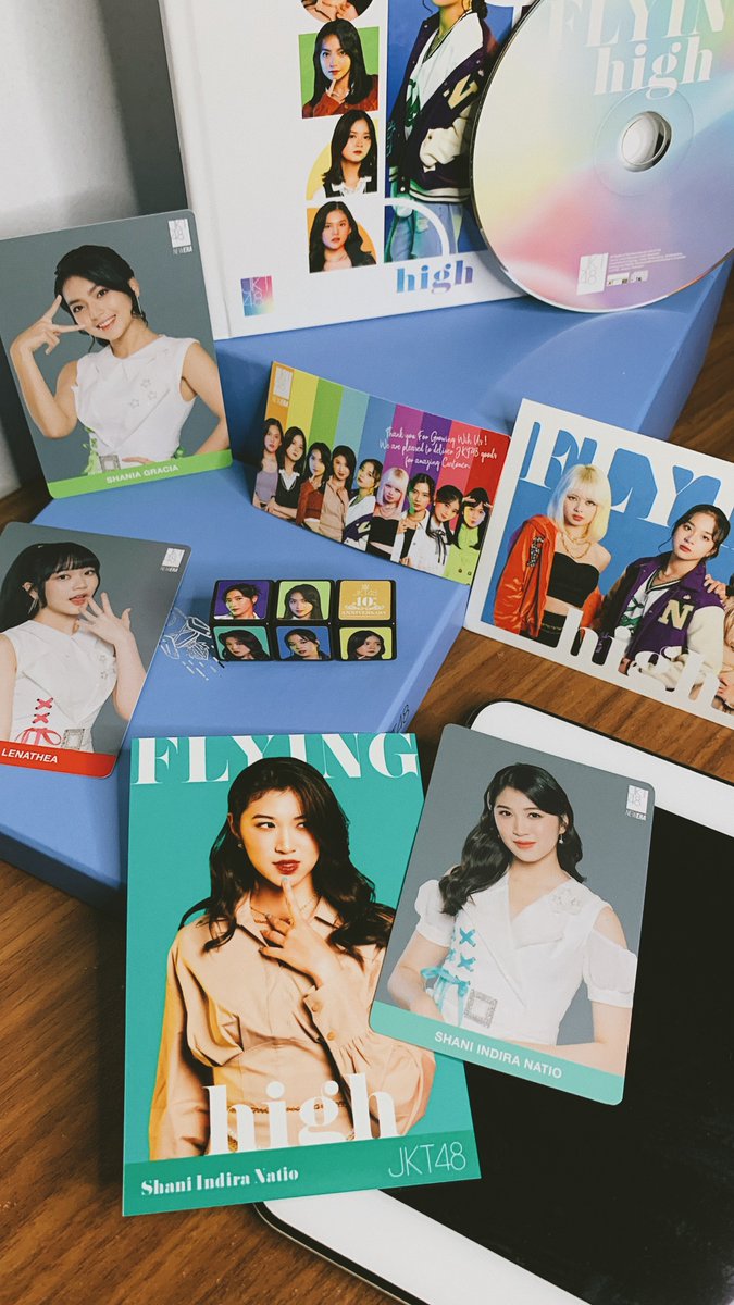 daehanese's tweet photo. sebuah keberuntungan dari #JKT48FlyingHigh Box Set.

▸ @N_ShaniJKT48 
▸ @S_GraciaJKT48 
▸ @L_MarshaJKT48 

thank you, @officialJKT48, @InshanityID, @GraciasFans_INA, @marshaoshi_ https://t.co/lq3HckHaDv