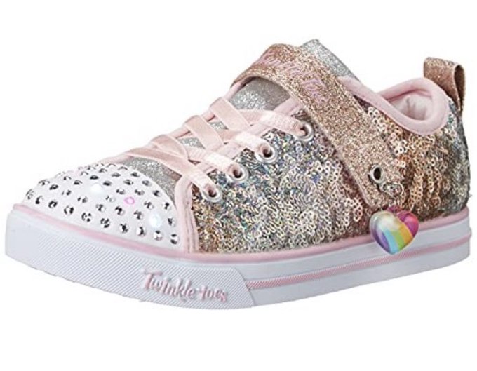 歩くと光るスニーカーをご所望の娘のためにアウトレットのSKECHERSへ。光るシリーズがめちゃくちゃ種類豊富であれもこれもと目移りするほど楽しかった〜しかも2足目以降半額だったSKECHERS様々だわ、、 
