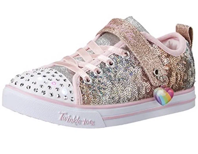 歩くと光るスニーカーをご所望の娘のためにアウトレットのSKECHERSへ。光るシリーズがめちゃくちゃ種類豊富であれもこれもと目移りするほど楽しかった〜しかも2足目以降半額だったSKECHERS様々だわ、、 