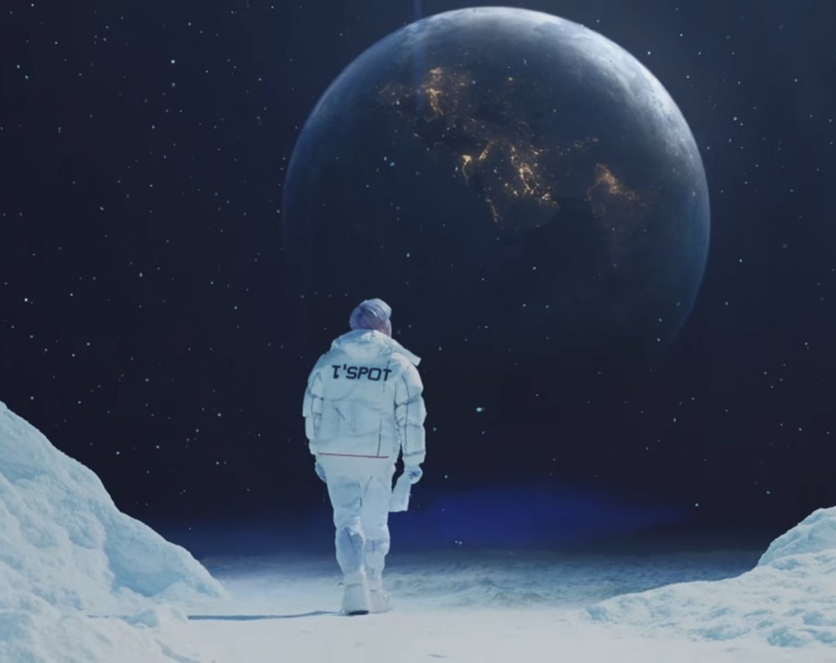 QueenTOPam's tweet photo. Maybe TOP was giving hints on Still Life music video about traveling to the moon 
(wearing SpaceX cap)
#TTTOP #ChoiSeungHyun 
#DearMoom #SpaceX 
#TOP #BIGBANG https://t.co/NSDEZ4OjqU