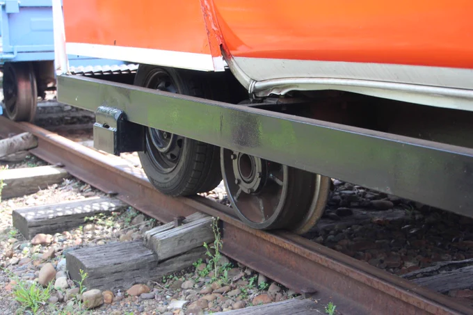 あと三笠鉄道村にあったこの自動車改造トロッコ。元の車種はなんだろうって気になってた。友人曰く「ノアじゃね?」とのこと 