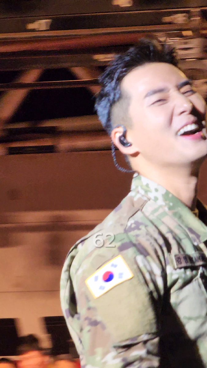 영현이 저 쿠와앙 표정 진짜 좋아해🖤 근데 자기도 사람들이 좋아하는 거 아는 것 같아