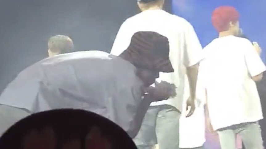 JAEWOOLOOKS's tweet photo. jungwoo copied what jaehyun did with the confetti 😭😂 https://t.co/EAtWTE7Yen