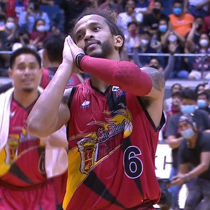 Jeph_Li's tweet photo. @cmross6 doin the Nyt Nyt to TNT after a barage of buckets! Pillow and blanket na lang kulang. Hahaha! Congrats! https://t.co/c0T2qfrUrn