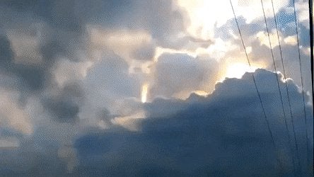 see_serve's tweet photo. Crown flash is a rarely observed weather phenomenon. https://t.co/jDUTEI2GIJ