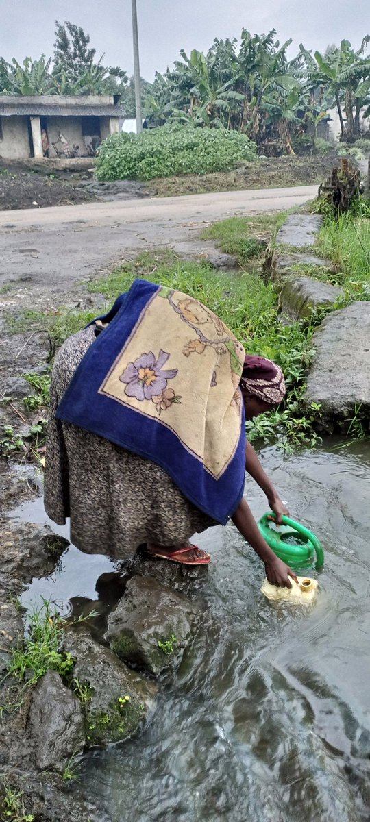 XR_RUTSHURU's tweet photo. We met this woman in #Buvunga located on the edge of #Virunga. She told us a very sad story. Beyond that, she and all the members of her village endure a painful situation. They only have this dirty water to drink and for other necessary purposes. https://t.co/0GchXt6URK