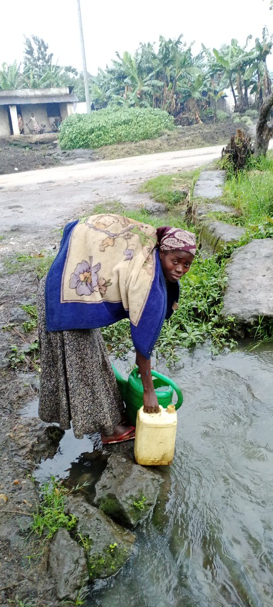 XR_RUTSHURU's tweet photo. We met this woman in #Buvunga located on the edge of #Virunga. She told us a very sad story. Beyond that, she and all the members of her village endure a painful situation. They only have this dirty water to drink and for other necessary purposes. https://t.co/0GchXt6URK
