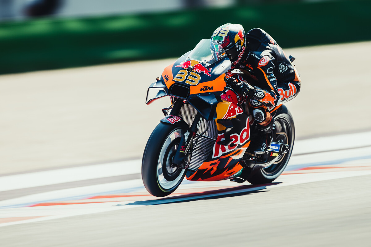 KTM_Racing's tweet photo. Chapeu, @BradBinder_33. That was some effort.

1⃣5⃣th to 8⃣th. 💪

#SanMarinoGP 🇸🇲 https://t.co/F2Q2Ee8rou