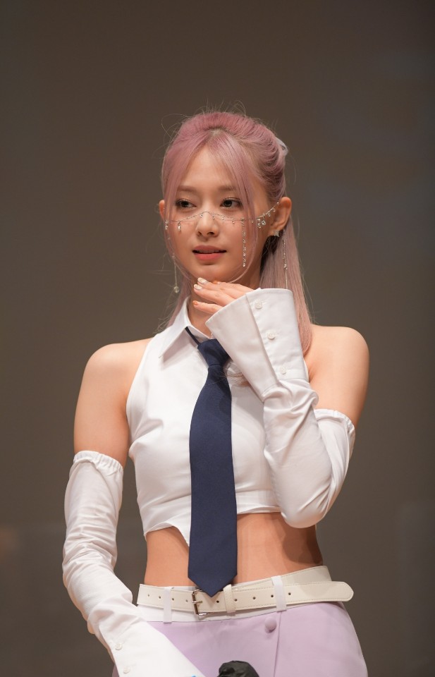 chewy_kook's tweet photo. she's so GORGEOUS, i cant even believe she's real or how is she even REAL!? #TZUYU https://t.co/Y4FjuPxvjg