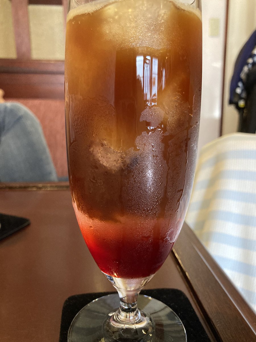 tomoehuji's tweet photo. 先週なんだけどコーヒ屋さんにお邪魔して、ついったーで見てずっと気になってたマンハッタンカフェを注文。ごくごく行けて美味しい！ずっと飲んでいたかった。
ってつぶやいたつもりだったんだけど何もなってなかった…
ダルゴナも美味しいから毎回何飲もうか迷っちゃうやつだな。 https://t.co/VWJQF2RRFH