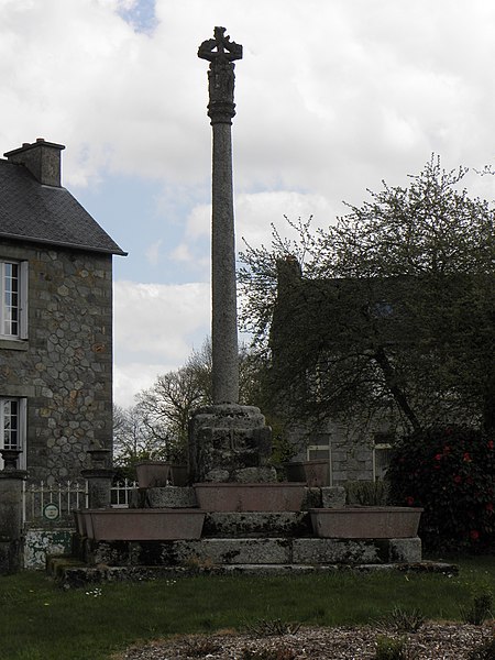 Croix du Sénéchal à Saint-Guen #CôtesDArmor. Croix du XVe siècle, dite du Sénéchal, autrefois sur la route d'Uzel à Mûr, transportée à son emplacement actuel en 1875. Le socle comprend un siège avec accoudoir. ...
Suite 👉 monumentum.fr/croix-senechal…
#Patrimoine #MonumentHistorique
