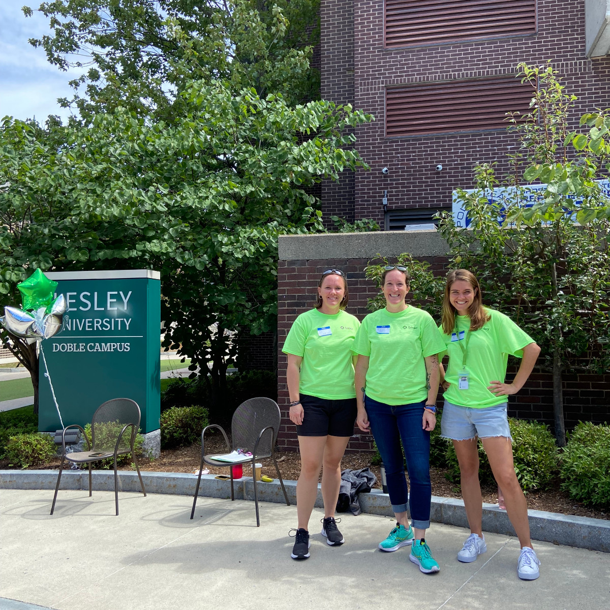 lesley_u's tweet photo. Beautiful weather and big smiles for #LesleyMoveIn! Thank you to our amazing community for showing up and welcoming our new Lynx family to campus! ππ»π
#WelcomeToLesley #Cambridge #MoveInWeekend #CambMA #LynxNation #FallSemester #LesleyUniversity
π·: Ali Trepanier '22 https://t.co/SxWRpe6Mfq