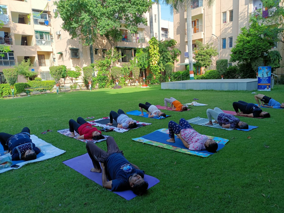 Chand_mohd_'s tweet photo. Bridge Pose - Relieves in Back Pain and helpful for thyroid patients.

@Arvindkejriwal 
@msisodia
@DelhiGovDigital

#DilliKiYogshala
#दिल्लीकीयोगशाला https://t.co/KpCAqVB2Pa